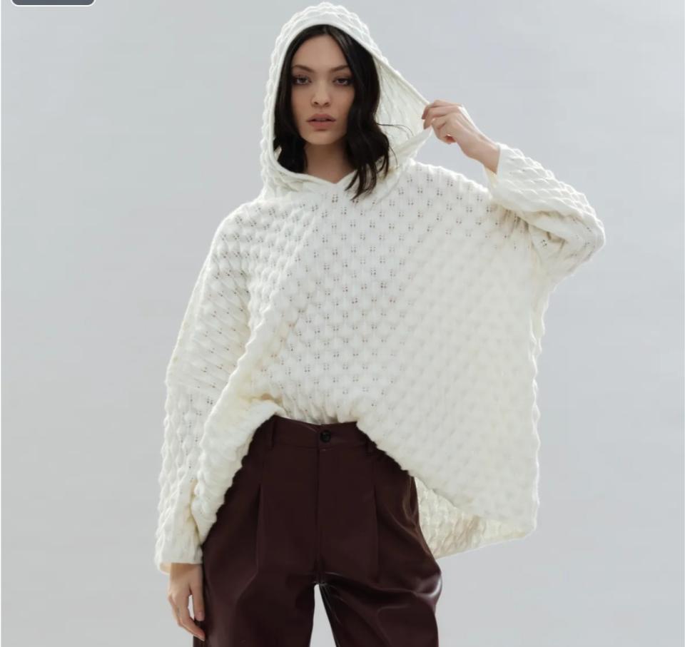 Maglio over size con cappuccio  WHITE WISE  Collezione 2021/22
