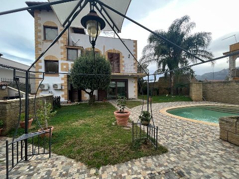 Villa in Vendita a Monreale (Palermo)