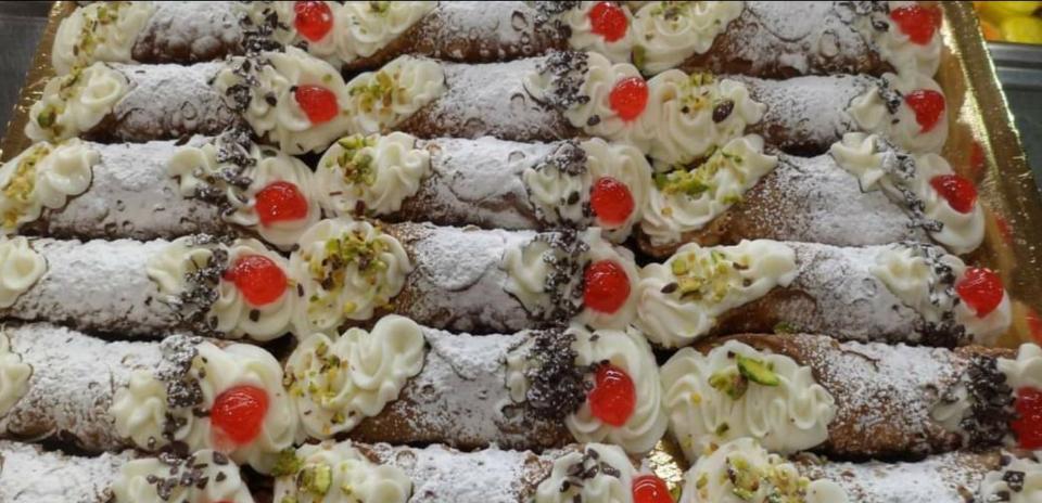 "Cannoli" /  Dolci / Ricotta / al pezzo / Bar del Centro