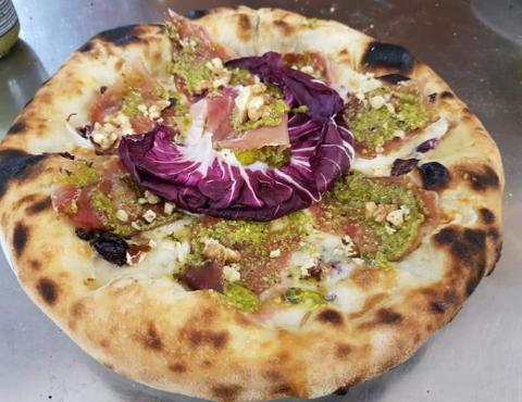 Pizza /  al radicchio /  Pizzeria Gran Vulcano