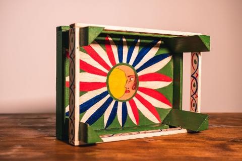 Cassetta in legno decorato a mano con i colori della Sicilia Artigiano Marco Cassetta in legno decorato a mano con i colori della Sicilia