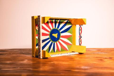 Cassetta in legno decorato a mano con i colori della Sicilia Artigiano Marco Cassetta in legno decorato a mano con i colori della Sicilia