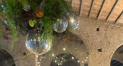 Disco ball, sfera specchiata da discoteca.  Soluzioni per eventi, matrimoni, feste di compleanno.