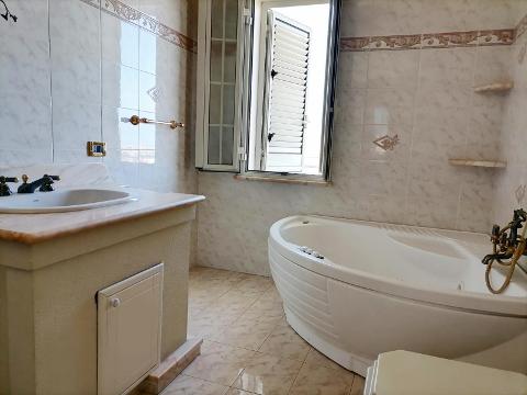 Appartamento in Vendita a Palermo Via messina montagne