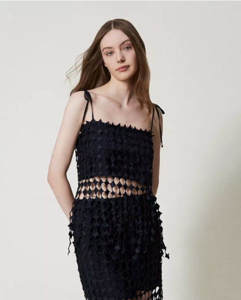 top cropped in crochet twinset top