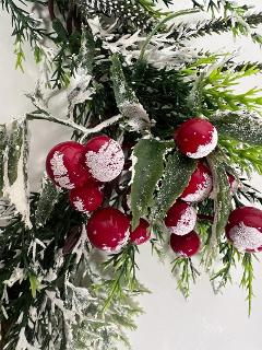 Ghirlanda natalizia di pino con foglie, bacche e pigne 130 cm Preziosa