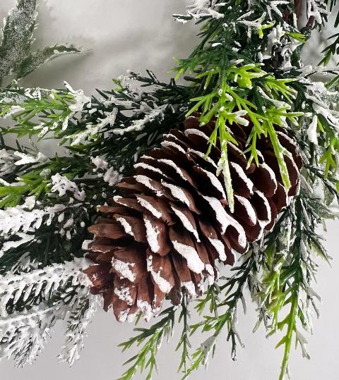 Ghirlanda natalizia di pino con foglie, bacche e pigne 130 cm Preziosa