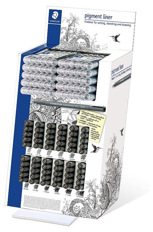 Pigment liner, espositore con 60 penne a punta sintetica graduata nei 12 tratti assortiti:5 x 0,05 - 0,1 -0,2 - 0,3 - 0,4 - 0,5 - 0,6 - 0,7 - 0,8 - 1 - 1,2 mm + C2 punta a scalpello (0,3-2 mm), colore nero. staedtler