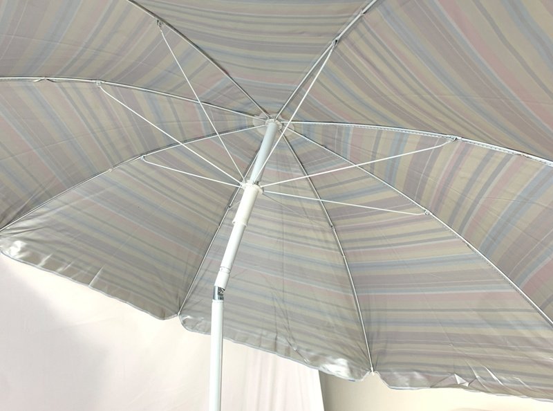 Ombrellone 180 cm, 8 stecche in acciaio. Palo 25 mm in acciaio con snodo.Tessuto Oxford con spalmatura in argento interna. Fantasie a righe. GLG Distribuzione Srl (ex MinutoSalomone)