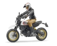 Moto Ducati Scrambler Desert Sled con pilota bruder