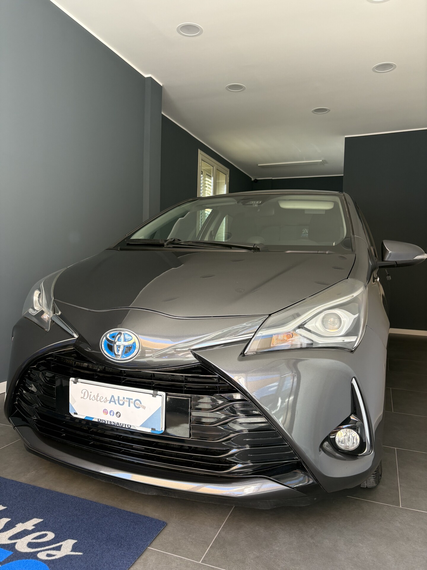 Toyota Yaris Hybrid 4 cilindri Elettrica / Benzina