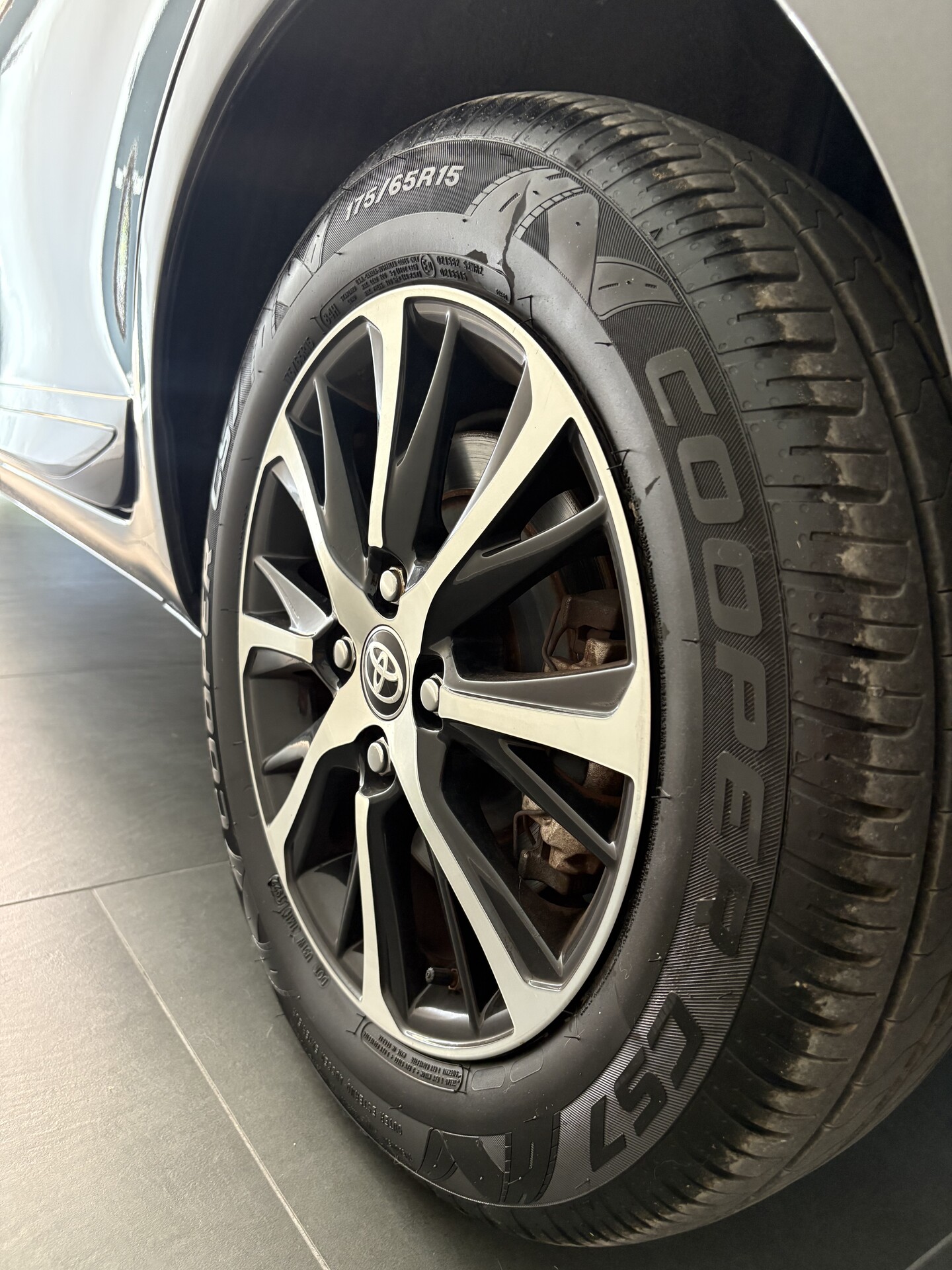 Toyota Yaris Hybrid 4 cilindri Elettrica / Benzina