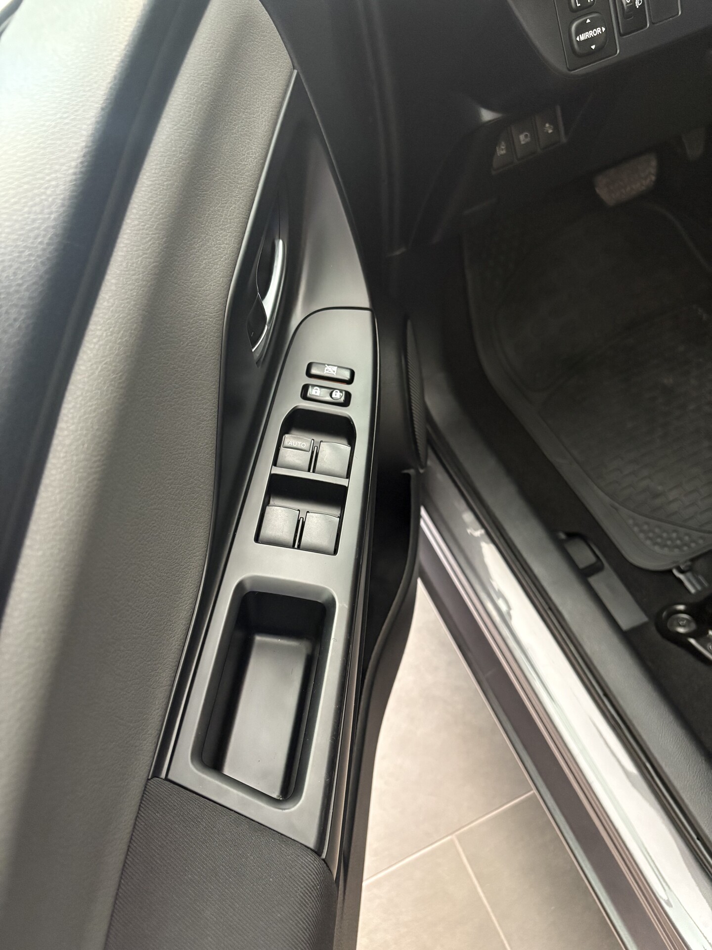Toyota Yaris Hybrid 4 cilindri Elettrica / Benzina
