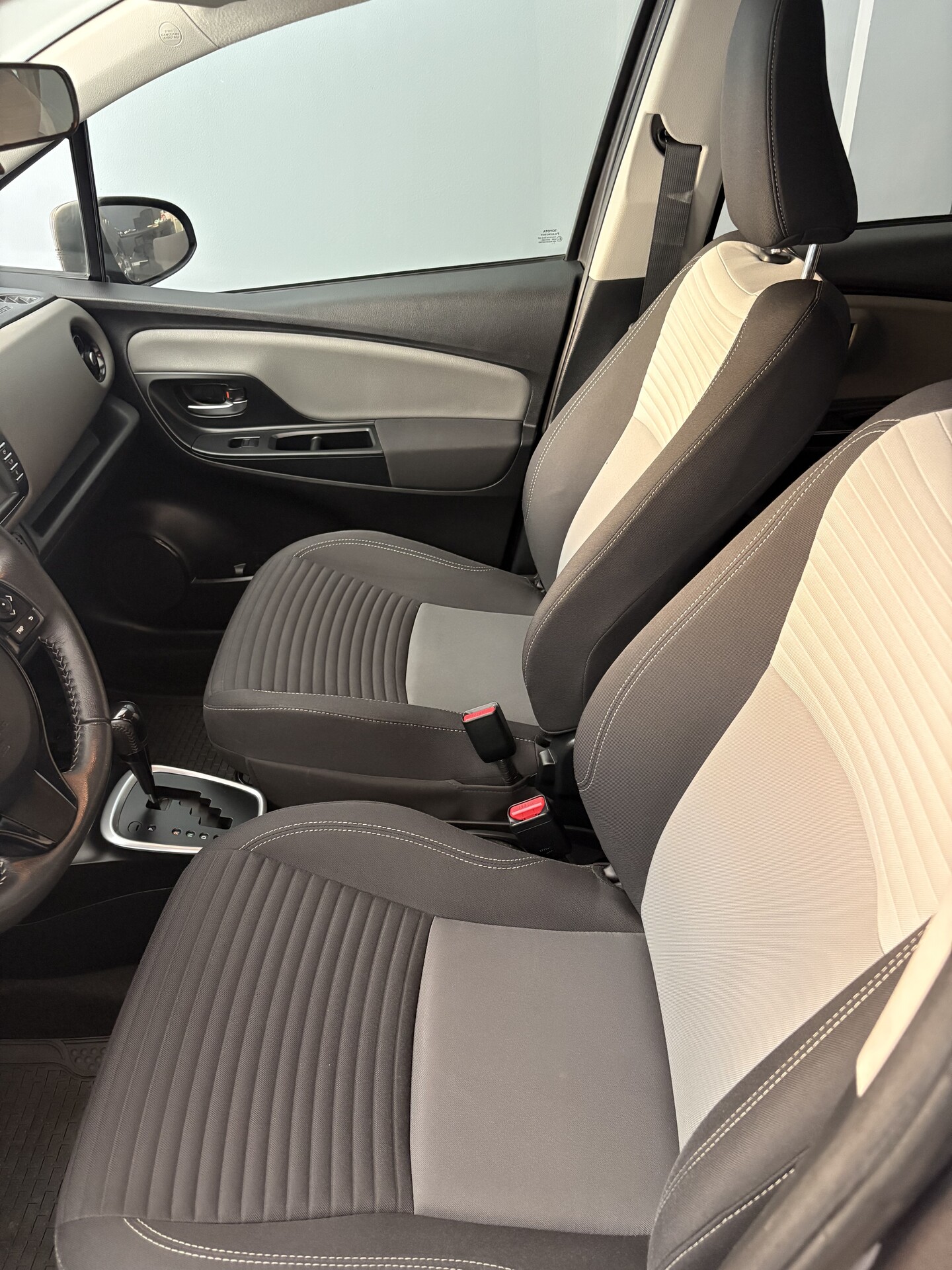 Toyota Yaris Hybrid 4 cilindri Elettrica / Benzina
