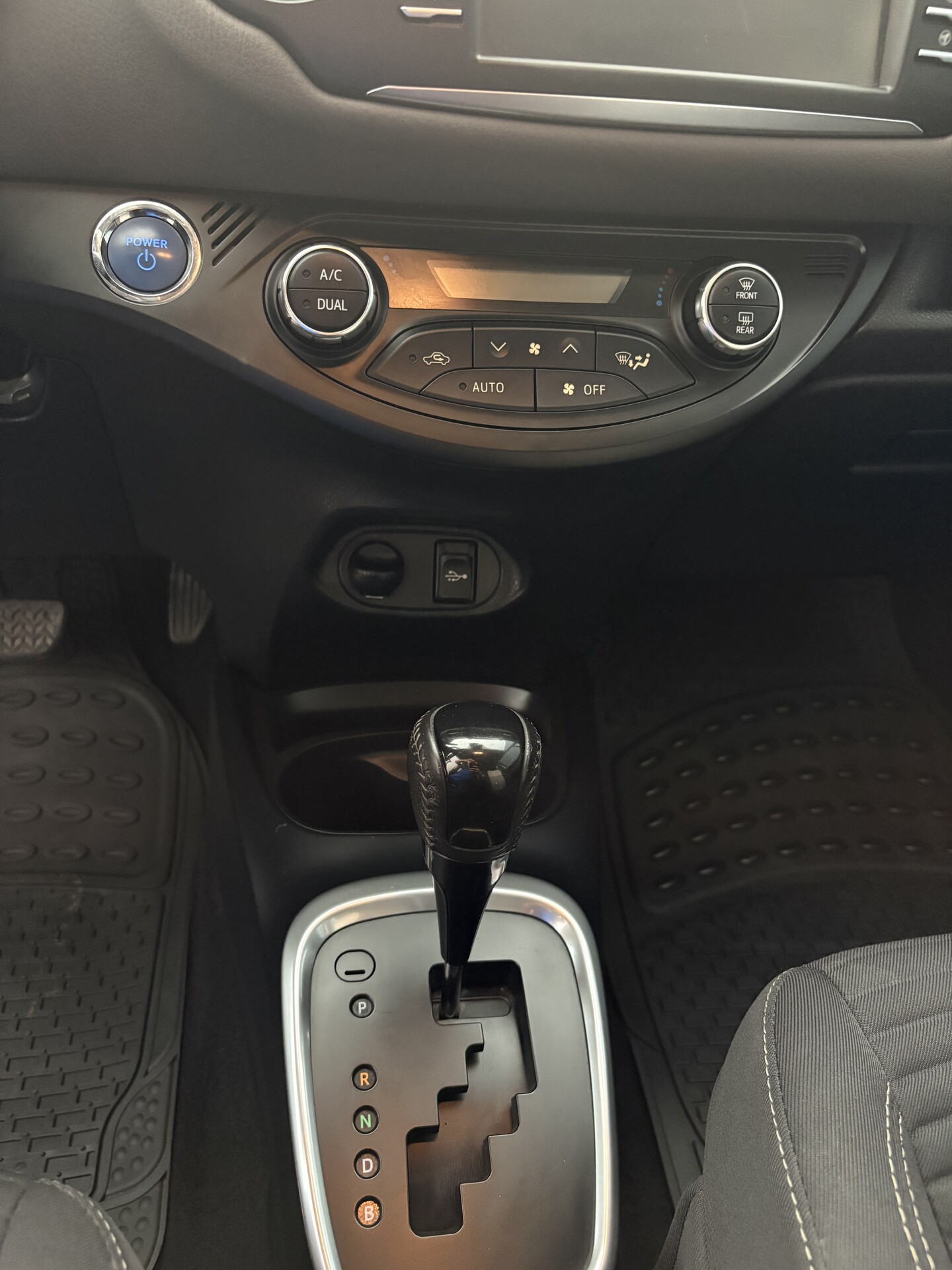 Toyota Yaris Hybrid 4 cilindri Elettrica / Benzina