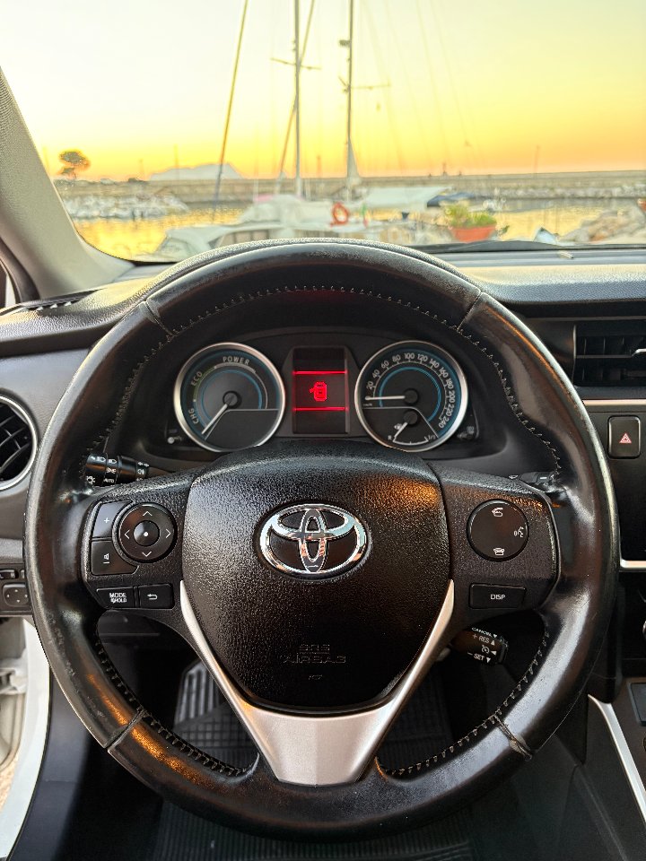 Toyota Auris Elettrica / Benzina