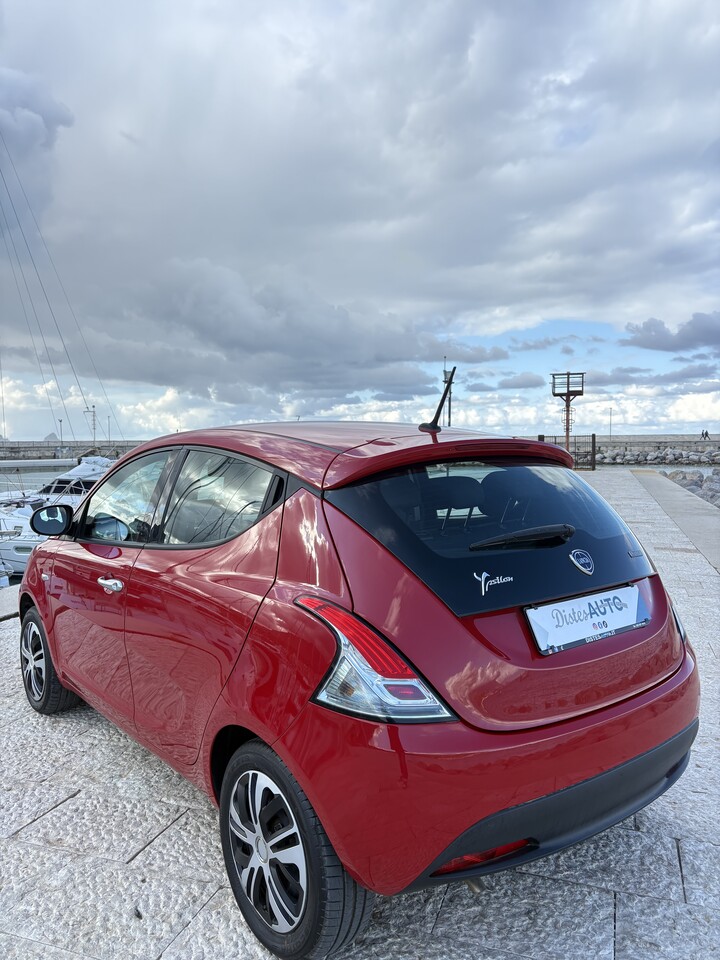 Lancia Ypsilon Hybrid FireFly Elettrica / Benzina