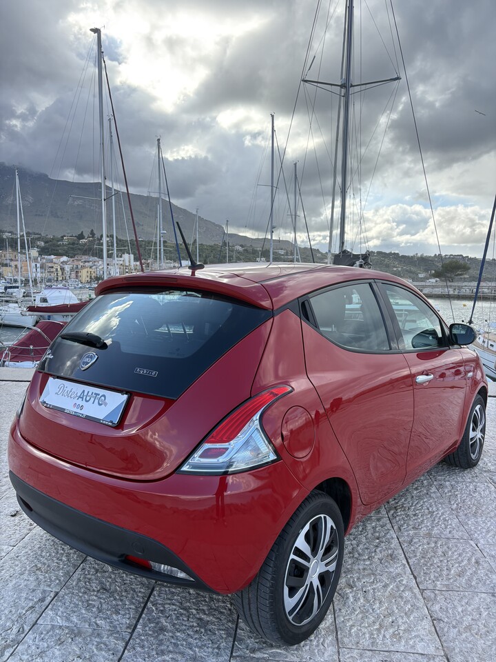 Lancia Ypsilon Hybrid FireFly Elettrica / Benzina