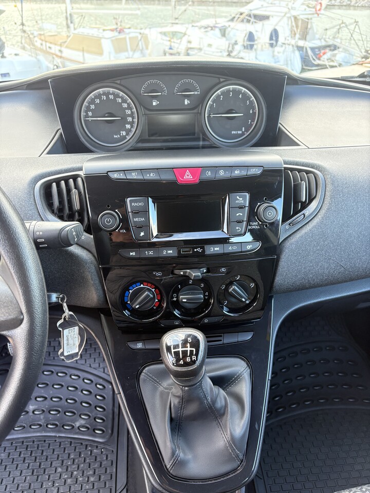 Lancia Ypsilon Hybrid FireFly Elettrica / Benzina