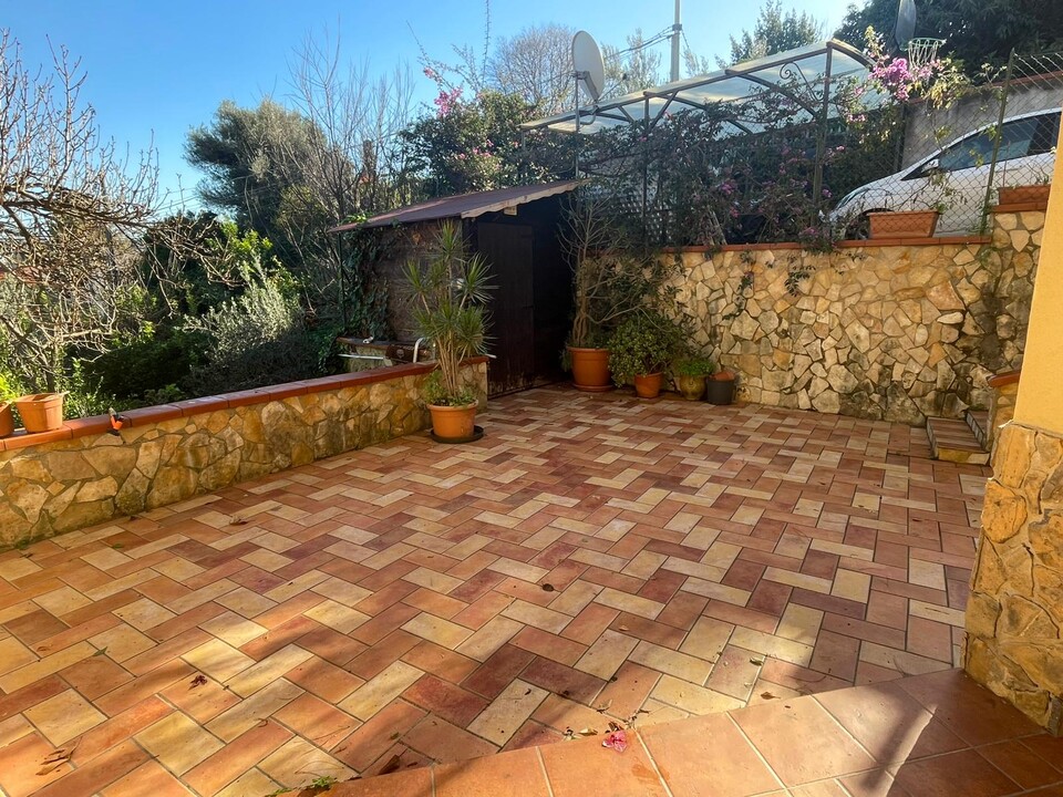 Porzione di bifamiliare in Vendita a Palermo Villagrazia/olio di lino