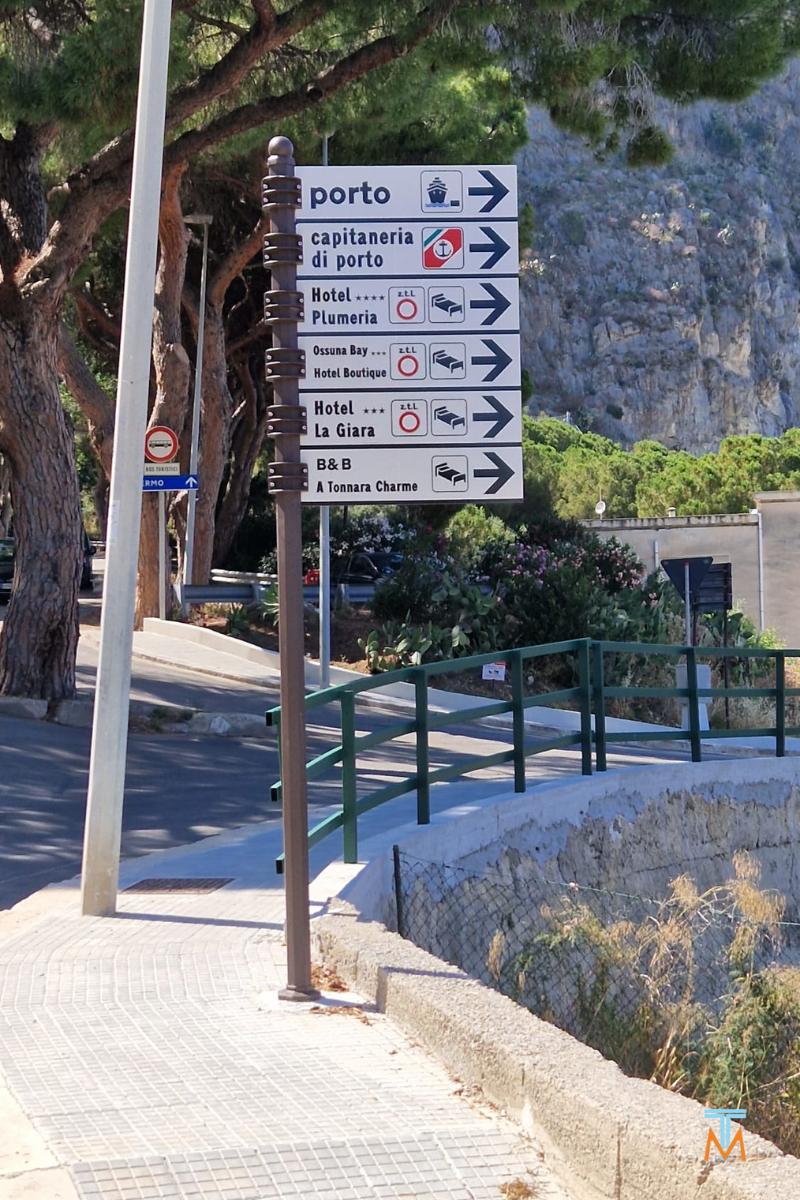 Segnaletica di indicazione turistica alberghiera
