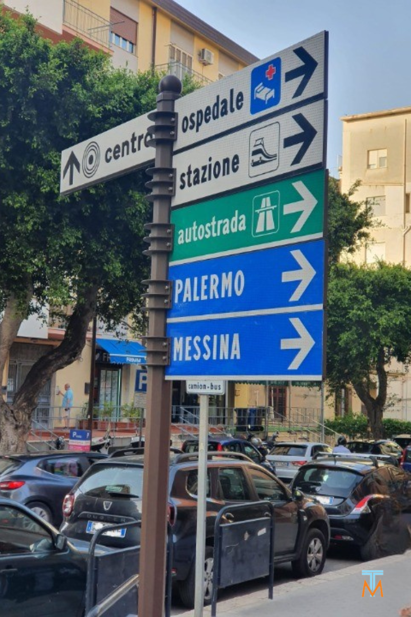 Segnaletica verticale di arredo urbano