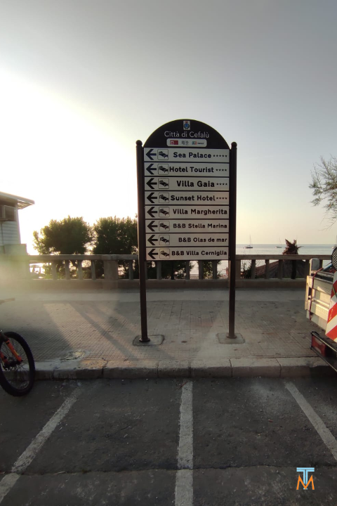 Segnaletica di indicazione turistica alberghiera