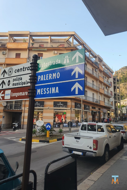 Segnaletica verticale di arredo urbano