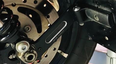 kit Targa Laterale  SportSter 2004/2022 RIZOMA Alluminio Ricavato Dal Pieno OUTSIDE
