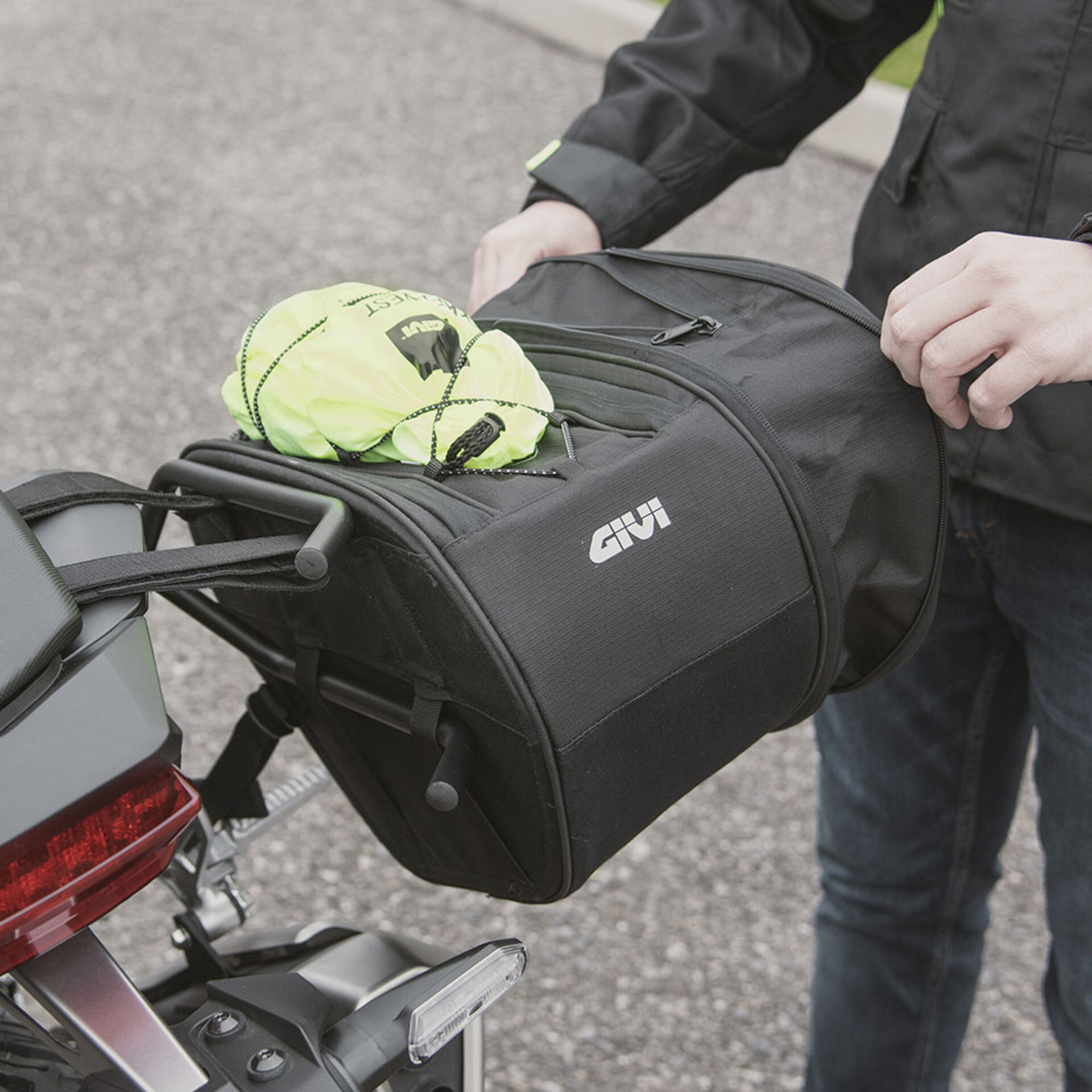 Coppia di borse laterali espandibili GIVI EASY11 Coppia di borse laterali espandibili da 18 a 25 lt