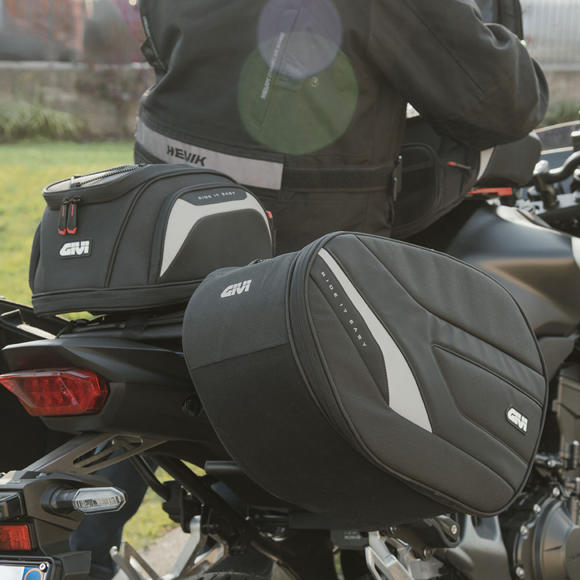 Coppia di borse laterali espandibili da 27 a 35 lt GIVI EASY10 Coppia di borse laterali espandibili da 27 a 35 lt