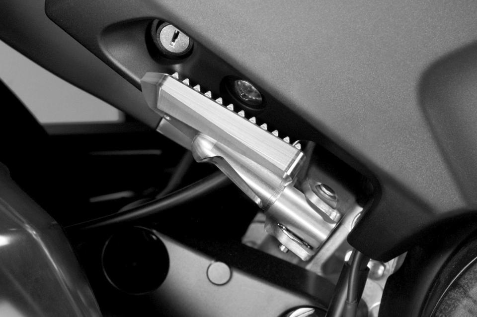Kit Pedane Passeggero Piranha Yamaha T-Max 530 2017/19 De Pretto Moto Alluminio/Acciaio inox Taglio Laser più Fresatura Spazzolato