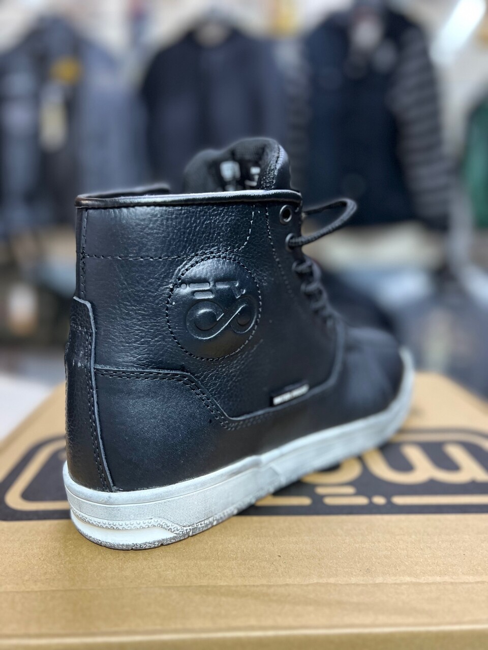 Scarpe moto con protezioni in vera pelle MOORE Traffico