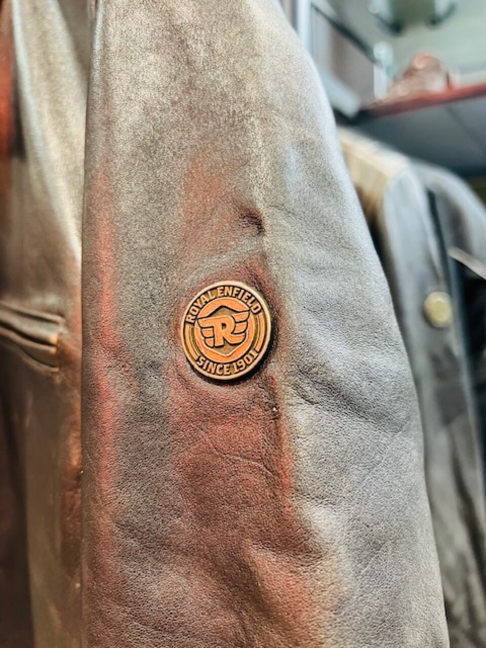 Giubbotto moto modello vintage ROYAL ENFIELD Classic Leather Riding Jacket- DARK TAN