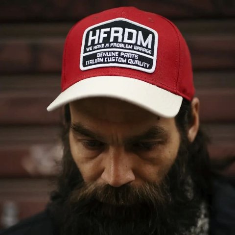 CAPELLINO CON VISIERA HOLYFREEDOM