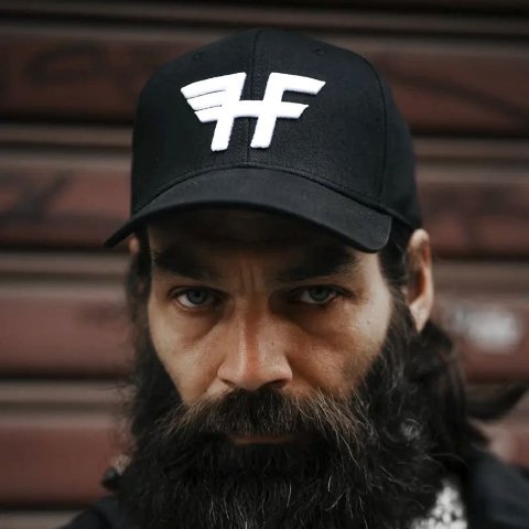 CAPELLINO CON VISIERA HOLYFREEDOM