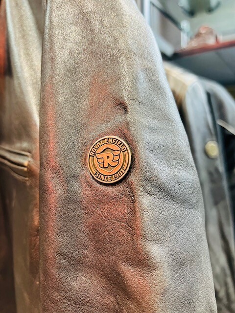 Giubbotto moto modello vintage ROYAL ENFIELD Classic Leather Riding Jacket- DARK TAN