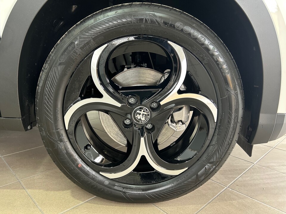 Alfa Romeo Junior SPECIALE Elettrica / Benzina