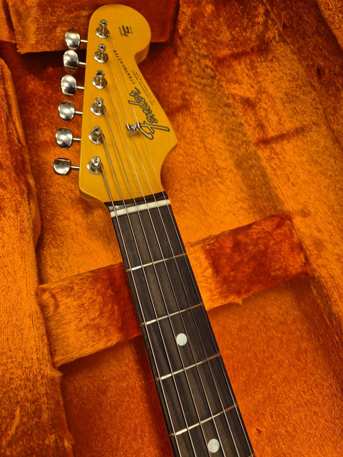 FENDER AMERICAN VINTAGE II 1965 STRATOCASTER ROUND-LAM RW CANDY APPLE RED