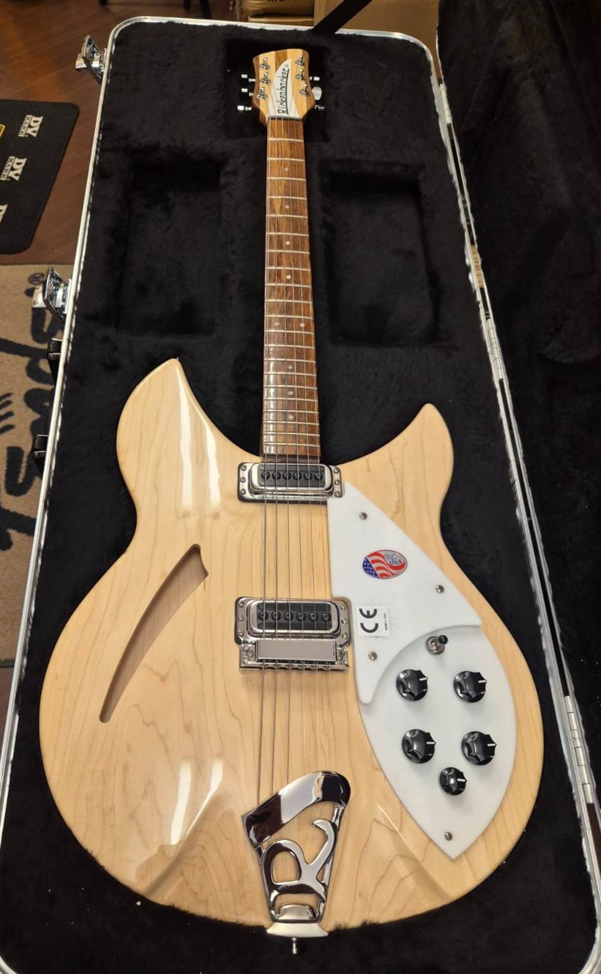RICKENBACKER 330 MAPLE GLO