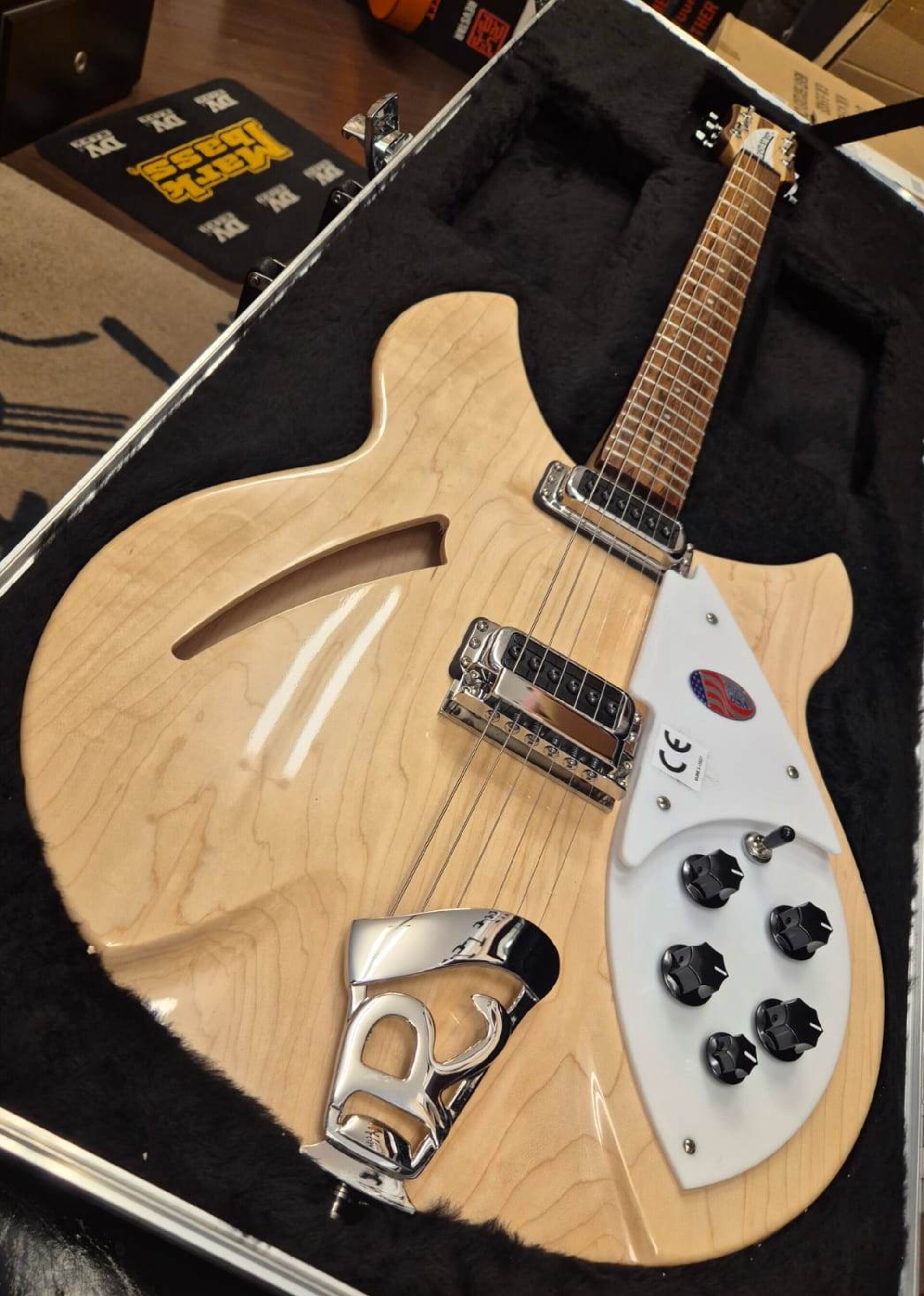 RICKENBACKER 330 MAPLE GLO