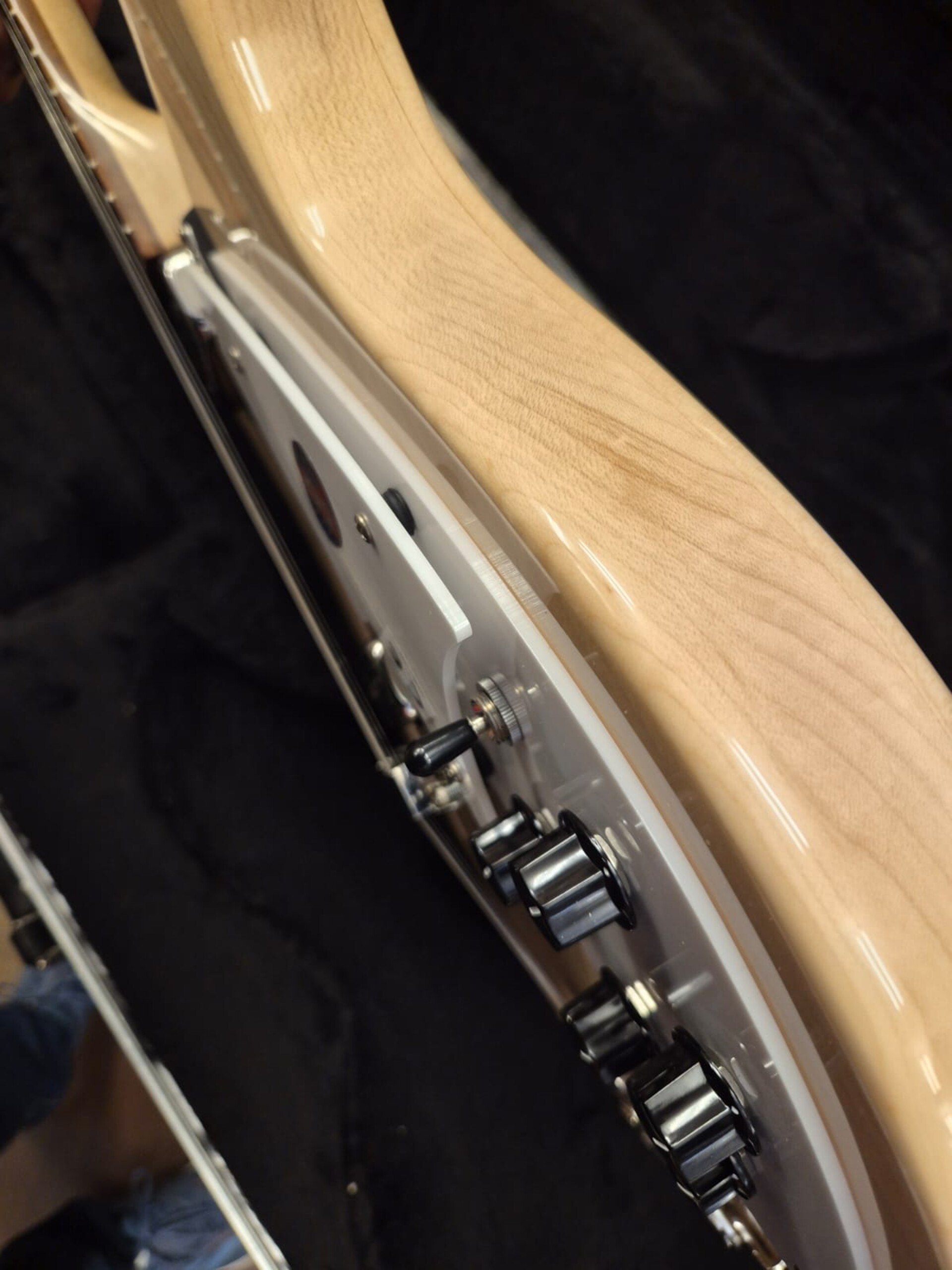 RICKENBACKER 330 MAPLE GLO