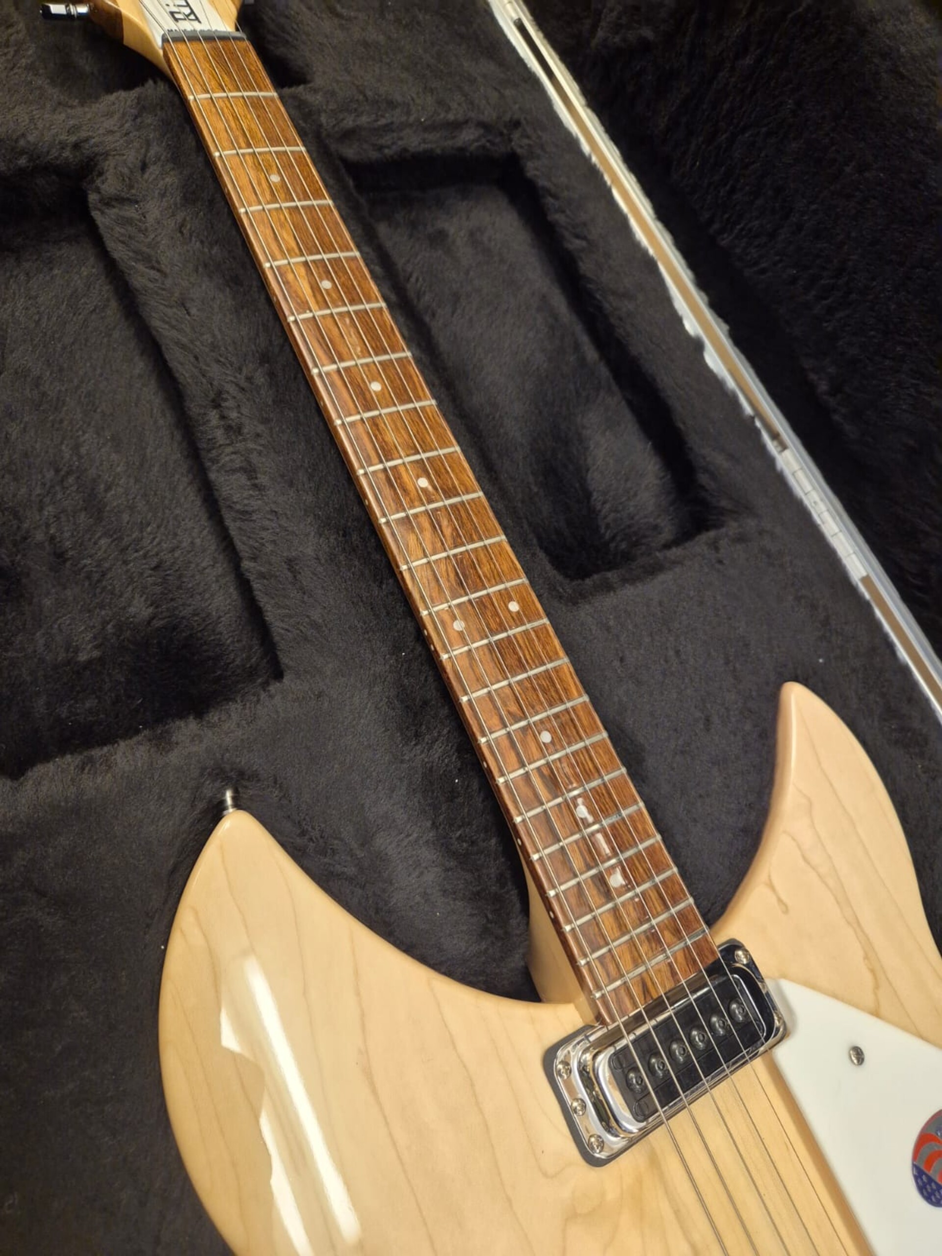 RICKENBACKER 330 MAPLE GLO
