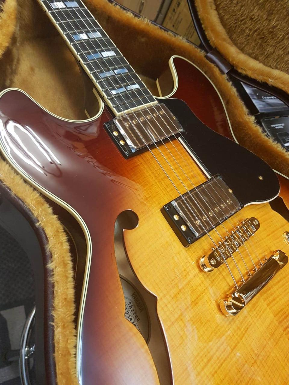 YAMAHA SA2200 VS VIOLIN SUNBURST