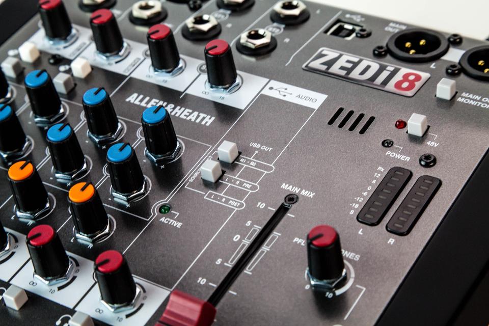 ALLEN & HEATH ZEDi 8