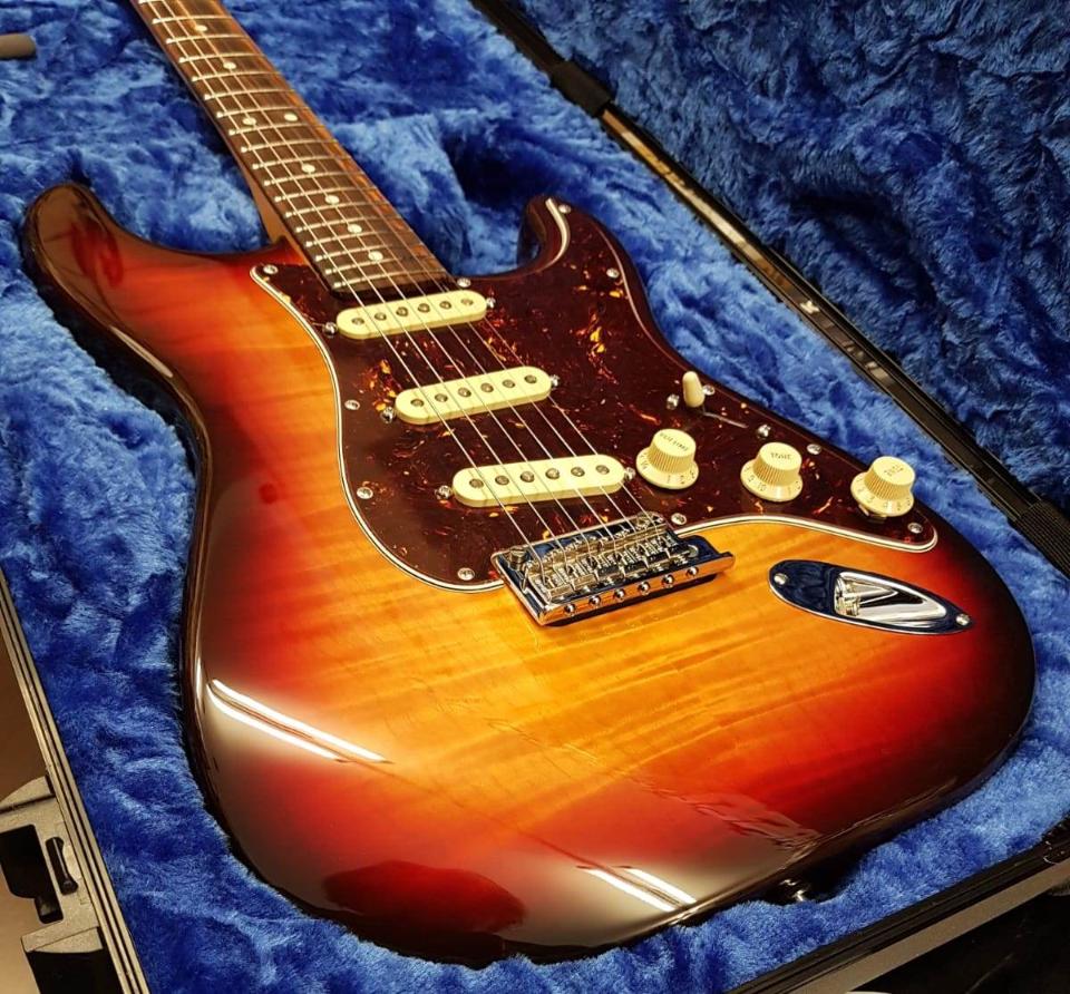 FENDER 70th AMERICAN PROFESSIONAL II STRATOCASTER RW COMET BURST