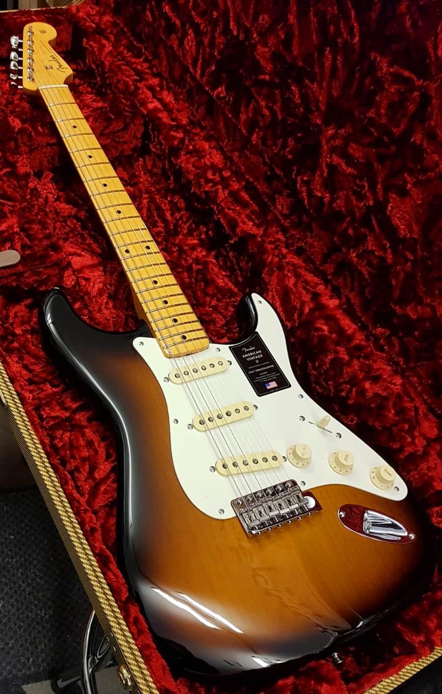FENDER AMERICAN VINTAGE II 1957 STRATOCASTER MN 2 COLOR SUNBURST