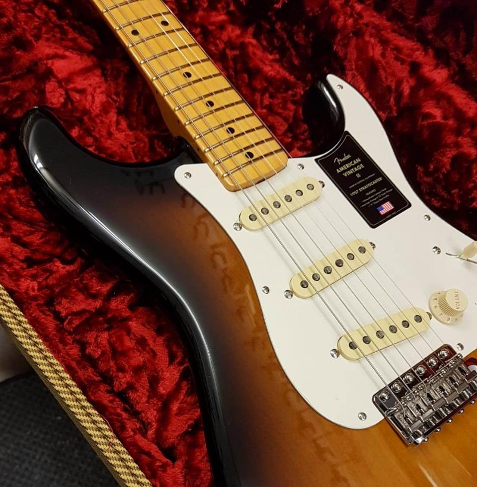 FENDER AMERICAN VINTAGE II 1957 STRATOCASTER MN 2 COLOR SUNBURST