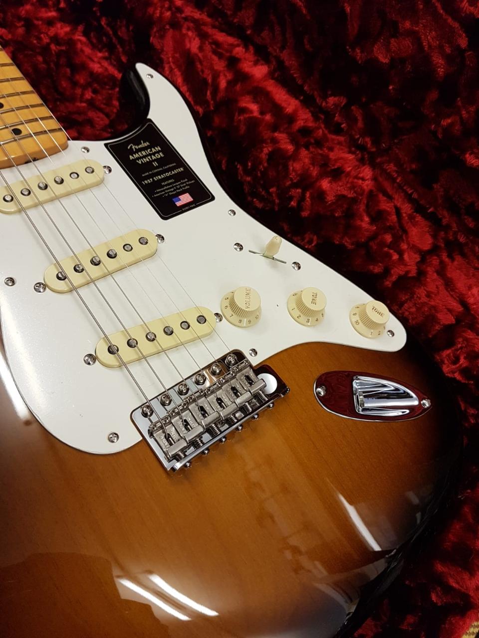 FENDER AMERICAN VINTAGE II 1957 STRATOCASTER MN 2 COLOR SUNBURST