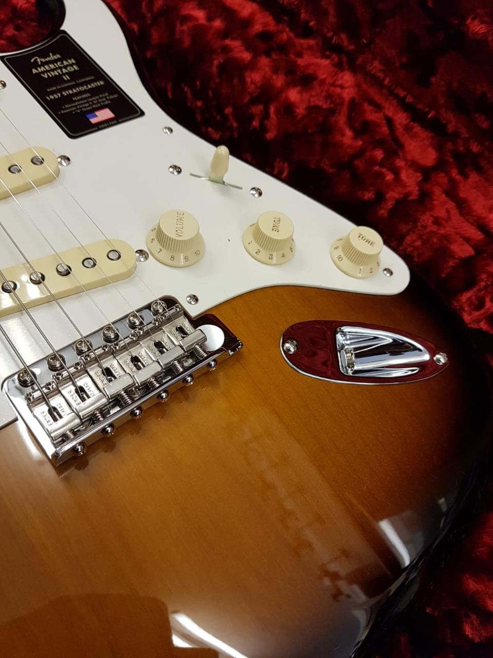 FENDER AMERICAN VINTAGE II 1957 STRATOCASTER MN 2 COLOR SUNBURST